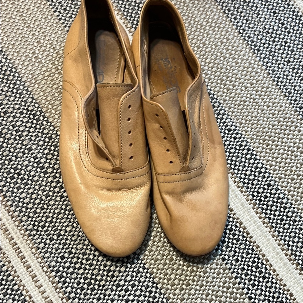 Woman's Tan Leather Shoes